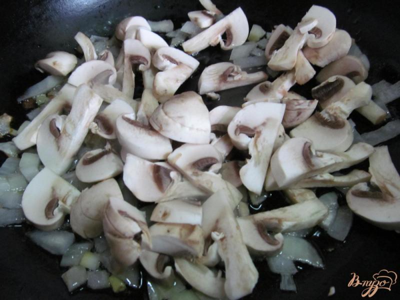 Фото приготовление рецепта: Суп с грибами и капустой шаг №5