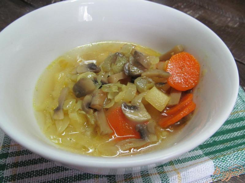 Фото приготовление рецепта: Суп с грибами и капустой шаг №7