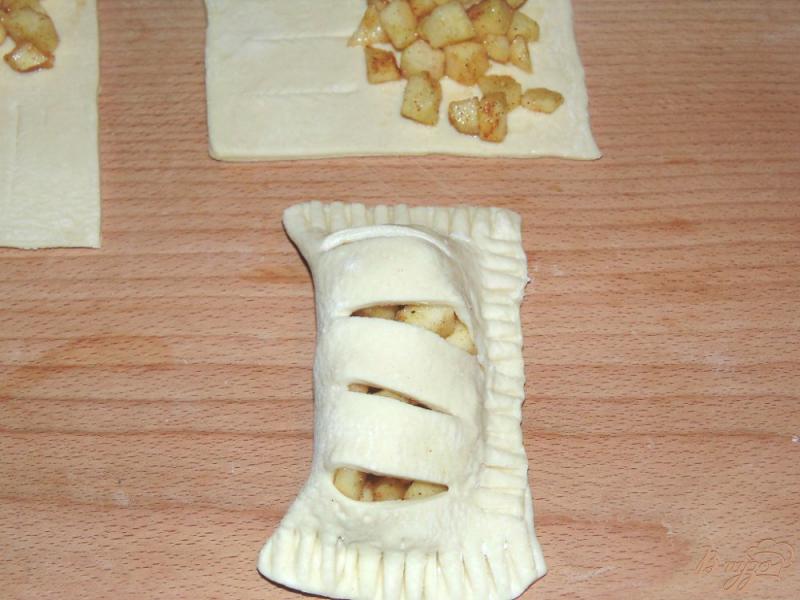 Фото приготовление рецепта: Яблочные слойки с корицей шаг №5