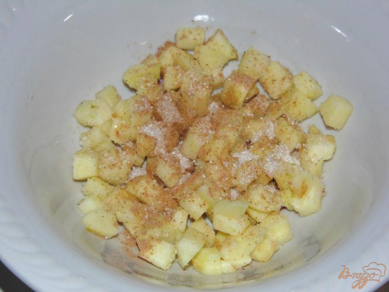 Фото приготовление рецепта: Яблочные слойки с корицей шаг №3