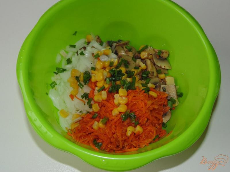 Фото приготовление рецепта: Салат из маринованных грибов и моркови по-корейски шаг №4