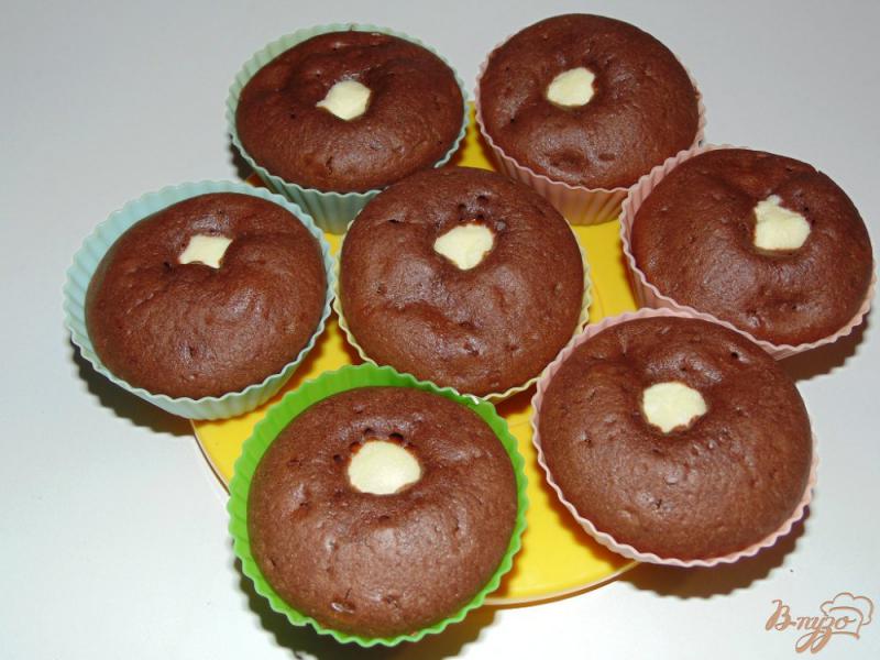 Фото приготовление рецепта: Шоколадные кексы с творожными шариками шаг №5