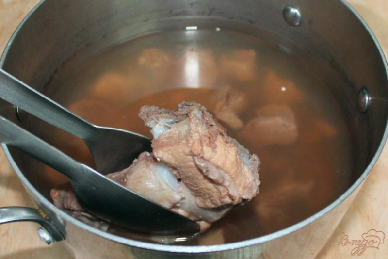 Фото приготовление рецепта: Красный борщ на свином бульоне с пассированными овощами шаг №2