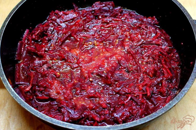 Фото приготовление рецепта: Красный борщ на свином бульоне с пассированными овощами шаг №7