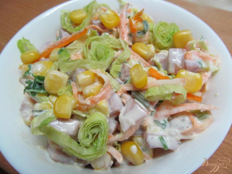 Фото приготовление рецепта: Салат с ветчиной кукурузой и капустой шаг №5