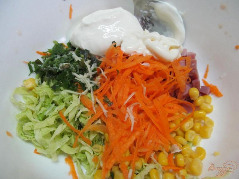 Фото приготовление рецепта: Салат с ветчиной кукурузой и капустой шаг №4