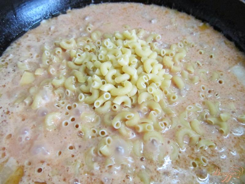 Фото приготовление рецепта: Запеканка в сковороде с фаршем и макаронами шаг №6