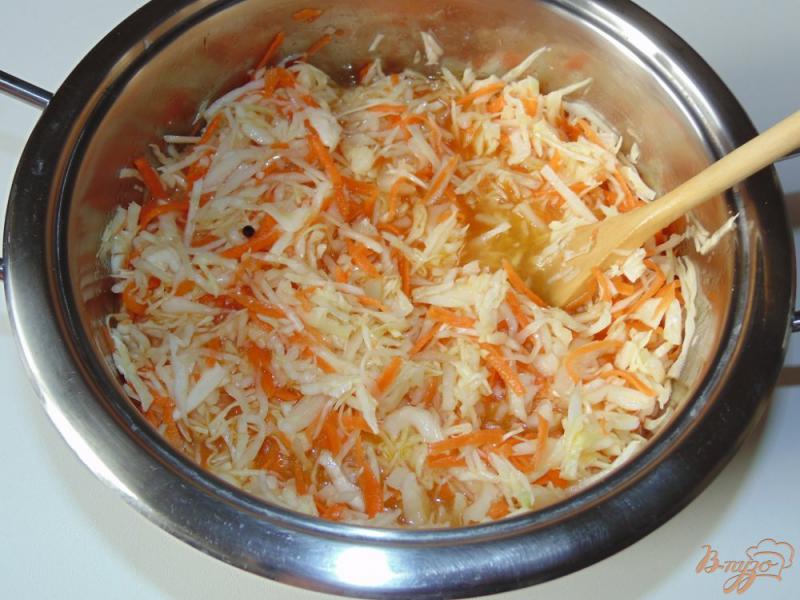 Фото приготовление рецепта: Маринованная белокочанная капуста с морковью шаг №5