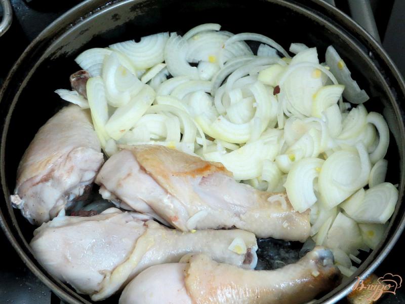 Фото приготовление рецепта: Куриные голени в сметанном соусе со стручковой фасолью шаг №3