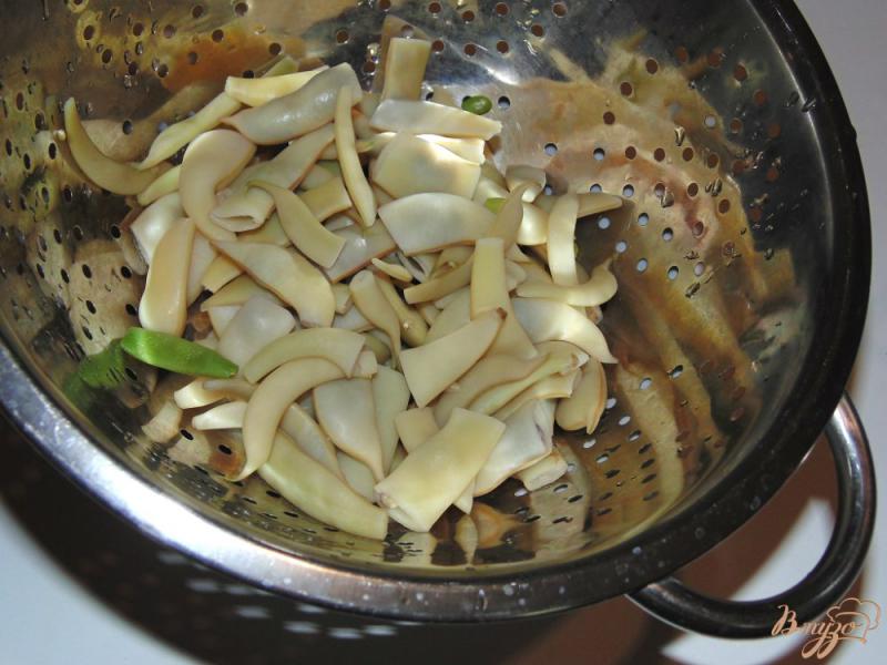 Фото приготовление рецепта: Стручковая фасоль с кукурузой и зеленым горошком шаг №1
