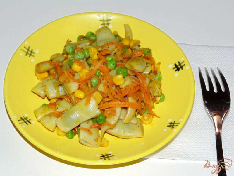 Фото приготовление рецепта: Стручковая фасоль с кукурузой и зеленым горошком шаг №5