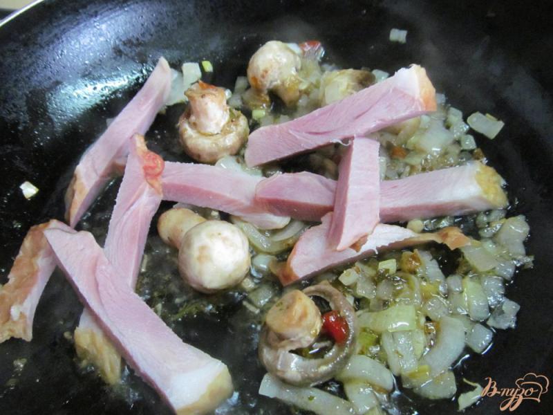 Фото приготовление рецепта: Теплый салат из ветчины с грибами шаг №3