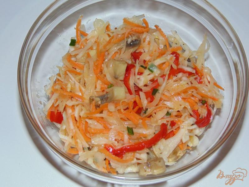 Фото приготовление рецепта: Салат из маринованых овощей и шампиньонов шаг №6