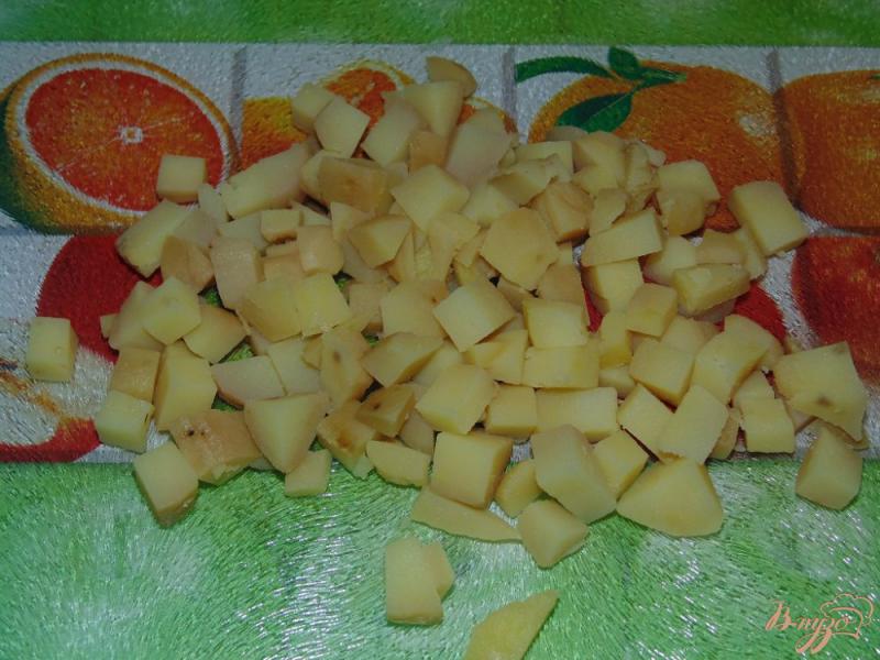 Фото приготовление рецепта: Салат из маринованной капусты и картофеля шаг №2