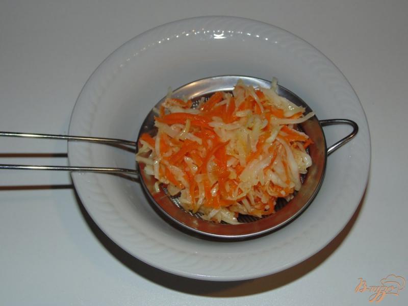 Фото приготовление рецепта: Салат из маринованной капусты и картофеля шаг №3