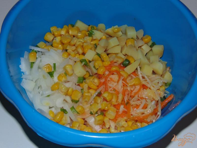 Фото приготовление рецепта: Салат из маринованной капусты и картофеля шаг №4