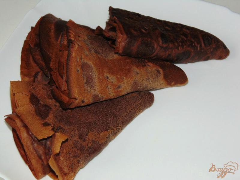 Фото приготовление рецепта: Шоколадные блины с вареной сгущенкой шаг №7
