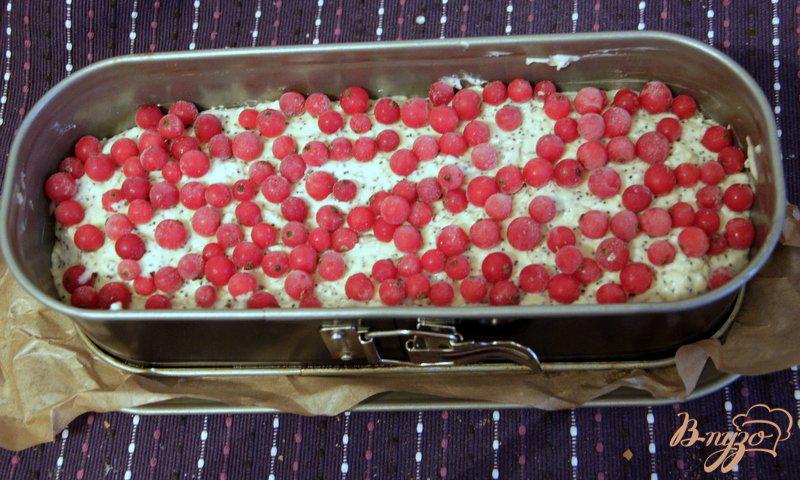 Фото приготовление рецепта: Творожно-маковый кекс с красной смородиной шаг №5