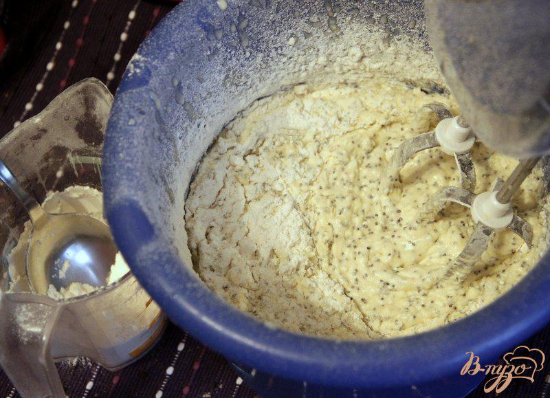 Фото приготовление рецепта: Творожно-маковый кекс с красной смородиной шаг №4