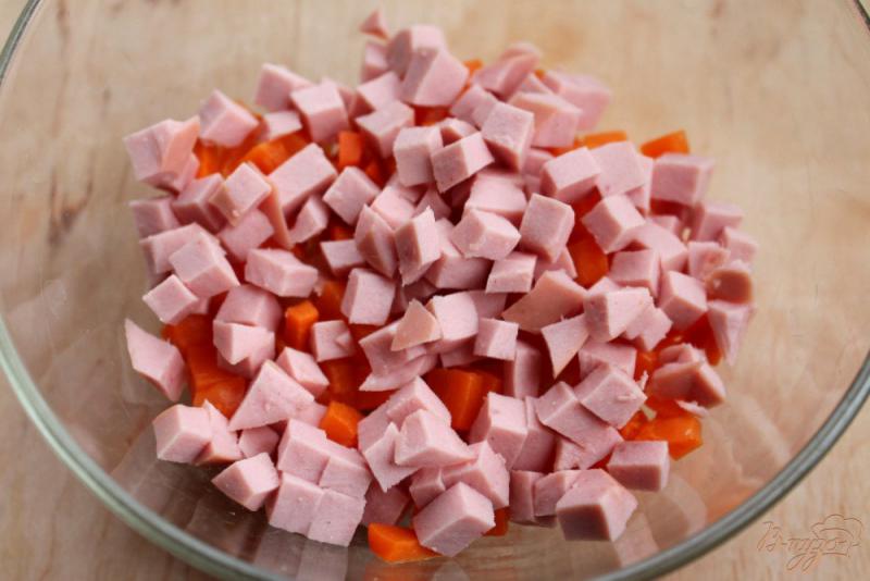 Фото приготовление рецепта: Салат с картофелем, колбасой, морковкой и яблоком шаг №3