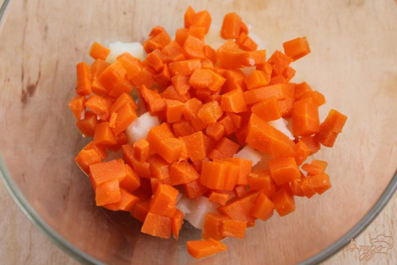 Фото приготовление рецепта: Салат с картофелем, колбасой, морковкой и яблоком шаг №2