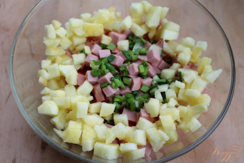 Фото приготовление рецепта: Салат с картофелем, колбасой, морковкой и яблоком шаг №4