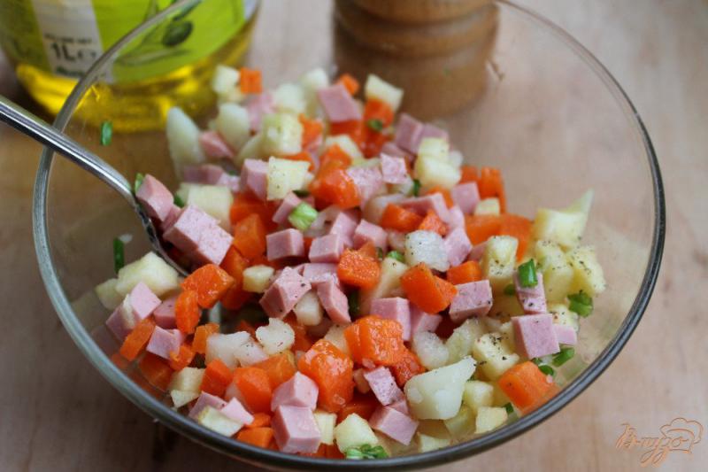 Фото приготовление рецепта: Салат с картофелем, колбасой, морковкой и яблоком шаг №5