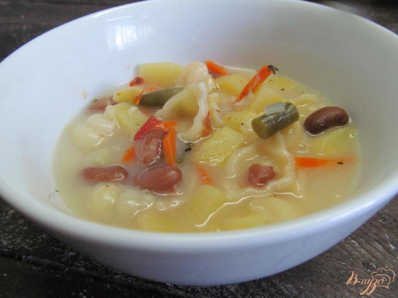 Фото приготовление рецепта: Суп с двумя видами фасоли и макаронами шаг №10
