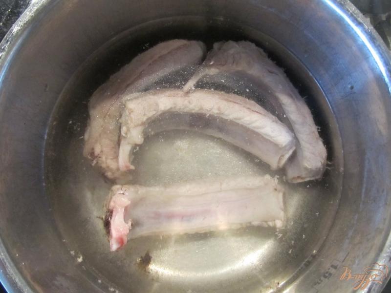 Фото приготовление рецепта: Тушеный картофель со свиными ребрышками шаг №1