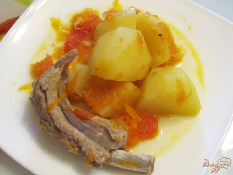 Фото приготовление рецепта: Тушеный картофель со свиными ребрышками шаг №10