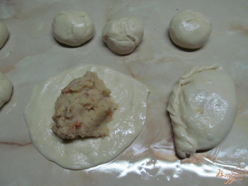 Фото приготовление рецепта: Пирожки с куриным фаршем шаг №9