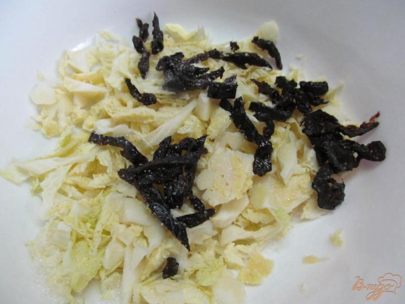 Фото приготовление рецепта: Салат из капусты с черносливом и яблоком шаг №1