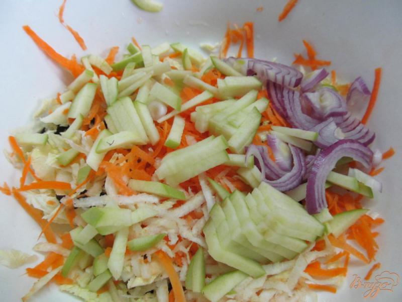 Фото приготовление рецепта: Салат из капусты с черносливом и яблоком шаг №3