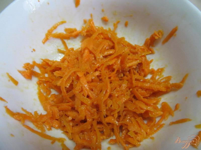 Фото приготовление рецепта: Закуска из куриного мяса с морковью и горошком шаг №2