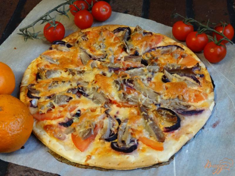 Фото приготовление рецепта: Домашняя пицца с индейкой шаг №7
