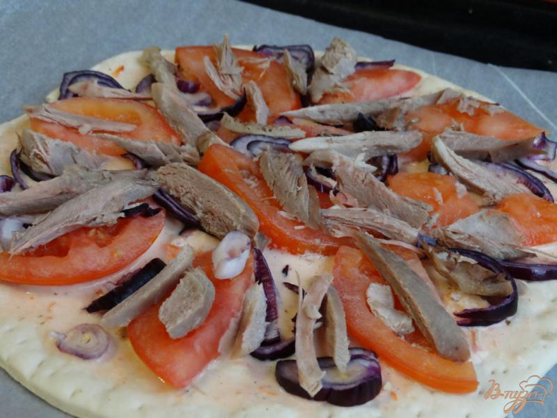Фото приготовление рецепта: Домашняя пицца с индейкой шаг №5