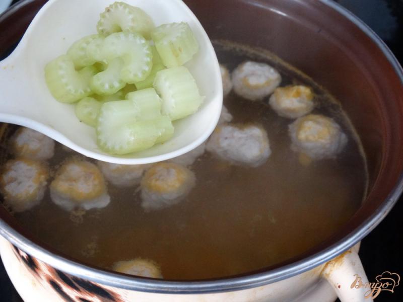 Фото приготовление рецепта: Суп с фрикадельками и сельдереем шаг №5