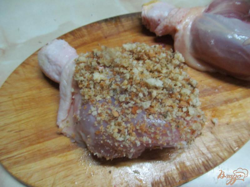 Фото приготовление рецепта: Куриные ножки начиненные хлебной крошкой шаг №4