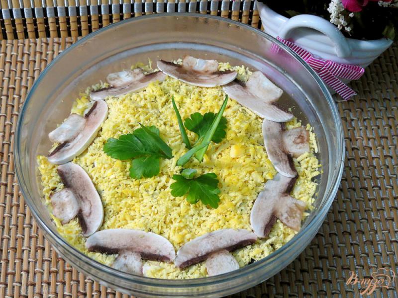 Фото приготовление рецепта: Салат из сыра, грибов и яиц шаг №12