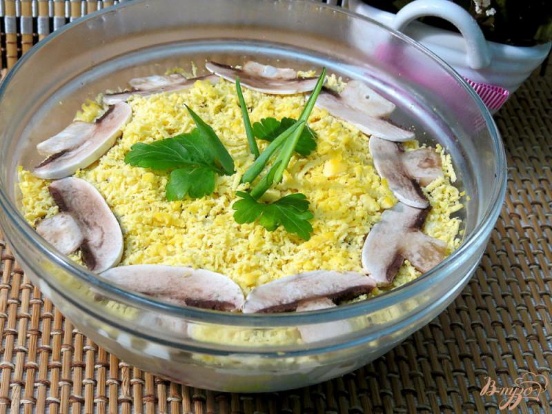 Фото приготовление рецепта: Салат из сыра, грибов и яиц шаг №13