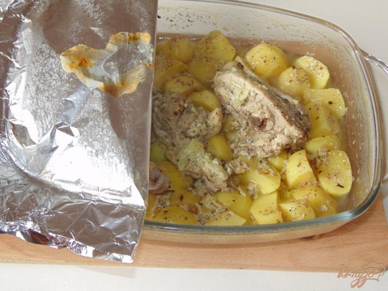 Фото приготовление рецепта: Маринованное мясо птицы в кефире запеченное с картофелем шаг №6