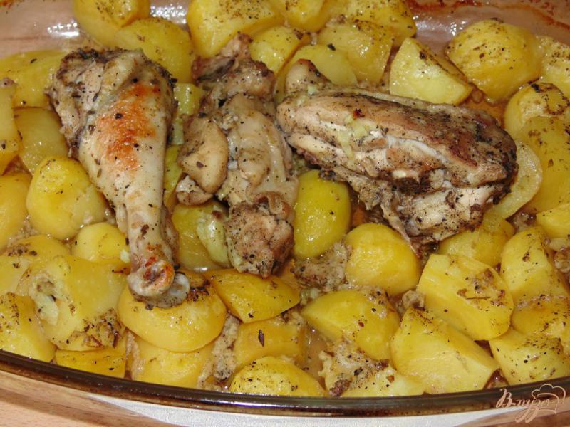 Фото приготовление рецепта: Маринованное мясо птицы в кефире запеченное с картофелем шаг №7