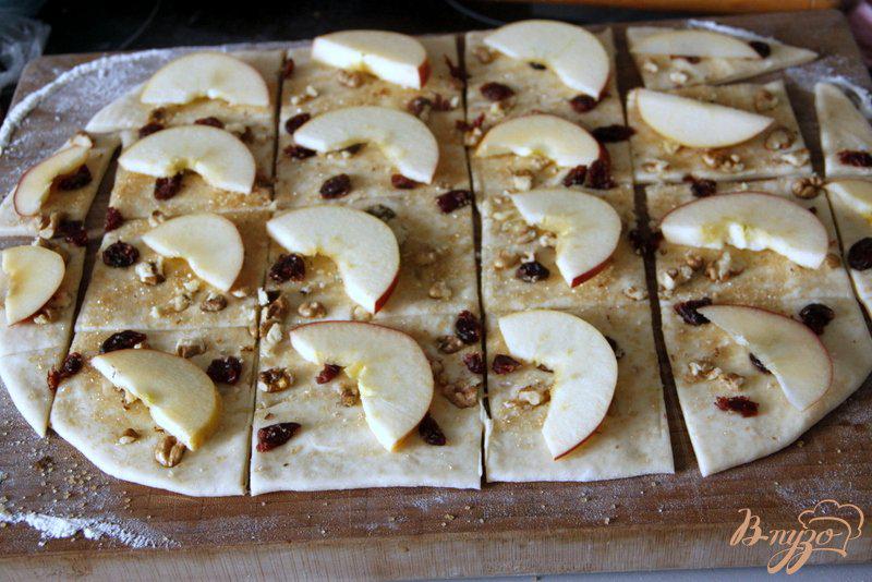 Фото приготовление рецепта: Пирог «Гармошка» с яблоком, вяленой клюквой и орехами шаг №4