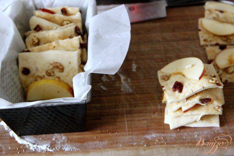Фото приготовление рецепта: Пирог «Гармошка» с яблоком, вяленой клюквой и орехами шаг №6