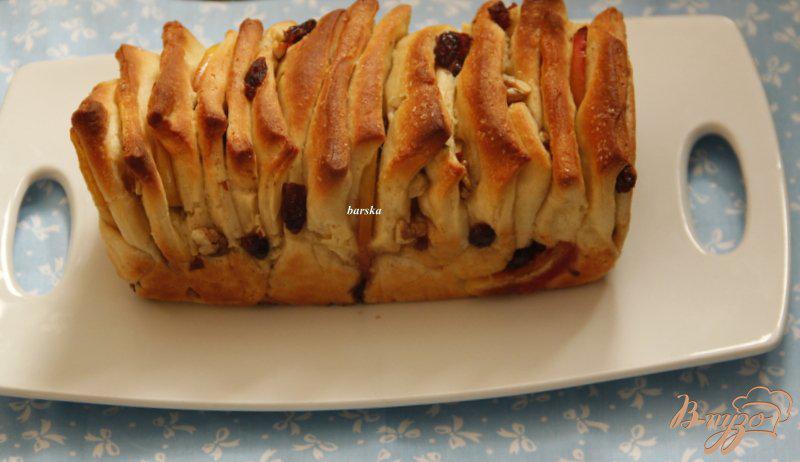 Фото приготовление рецепта: Пирог «Гармошка» с яблоком, вяленой клюквой и орехами шаг №8