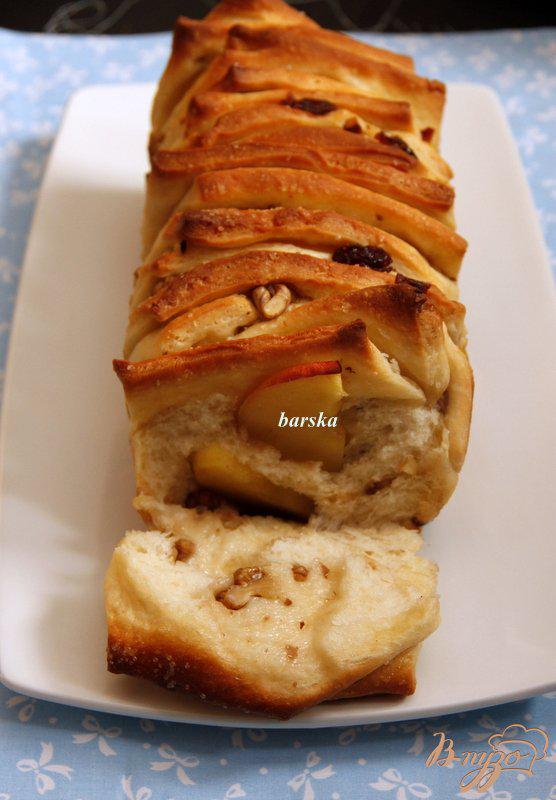 Фото приготовление рецепта: Пирог «Гармошка» с яблоком, вяленой клюквой и орехами шаг №9