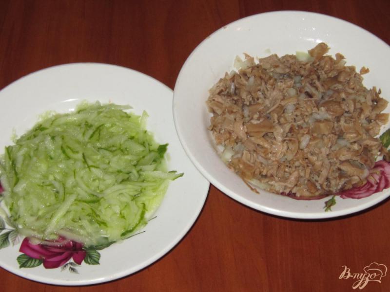 Фото приготовление рецепта: Салат с огурцом и маринованными вешенками шаг №2