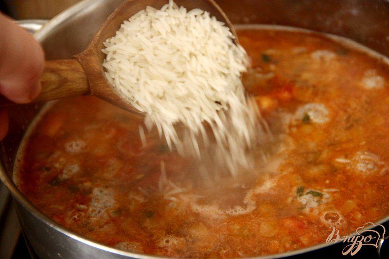Фото приготовление рецепта: Суп с рисом и ароматными фрикадельками шаг №7