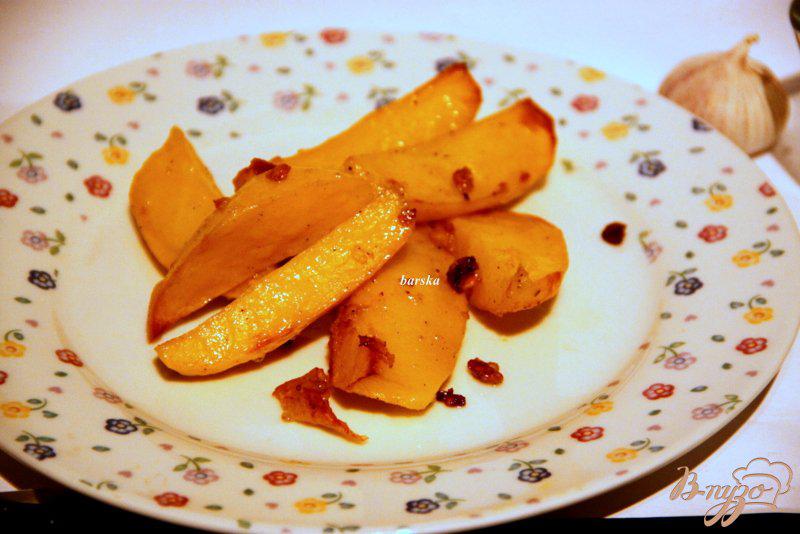 Фото приготовление рецепта: Картофельные дольки с чесночным ароматом шаг №5