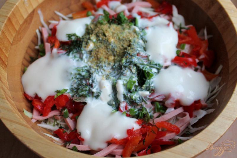 Фото приготовление рецепта: Салат с капустой колбасой и перцем шаг №5